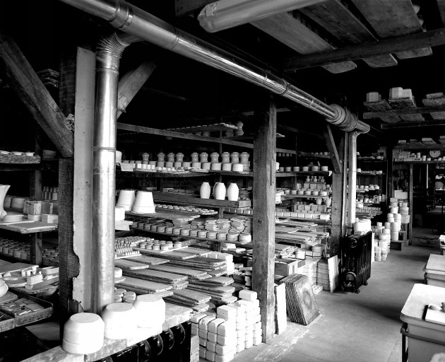 Atelier de fabrication : espace réservé au séchage de pièces avant cuisson au four à dégourdi, et de pièces dégourdies avant cuisson de l'émail.