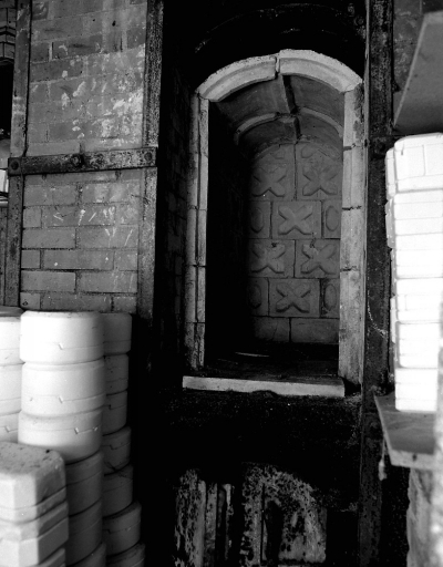 L'ancienne moufle (four pour la cuisson des décors) : en bas le foyer ; en haut le four proprement dit dont la voûte est abaissée et la paroi réfractaire redoublée.