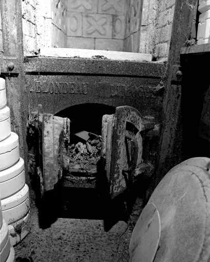 L'ancienne moufle (four pour la cuisson des décors) : détail du foyer et de l'inscription du constructeur ('P. Blondeau Limoges').
