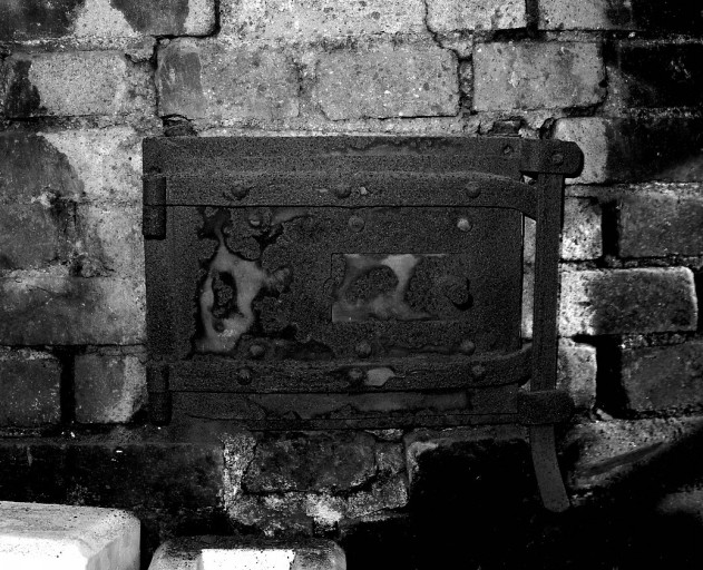 L'ancien four de l'usine : regard en position fermée, pour la surveillance de la cuisson au niveau du globe. Une feuille de mica obture une petite fenêtre de surveillance.