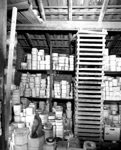 A l'étage de l'usine (à l'extrémité ouest), l'un des lieux de stockage des moules et modèles en plâtre.