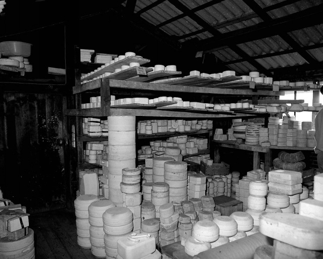 A l'étage de l'usine (à côté du globe de l'ancien four), un des lieux de stockage des moules et des modèles en plâtre. A droite subsistent les vestiges d'une machine reconvertie en support d'étagères, probablement destinée à la fabrication des gazettes.