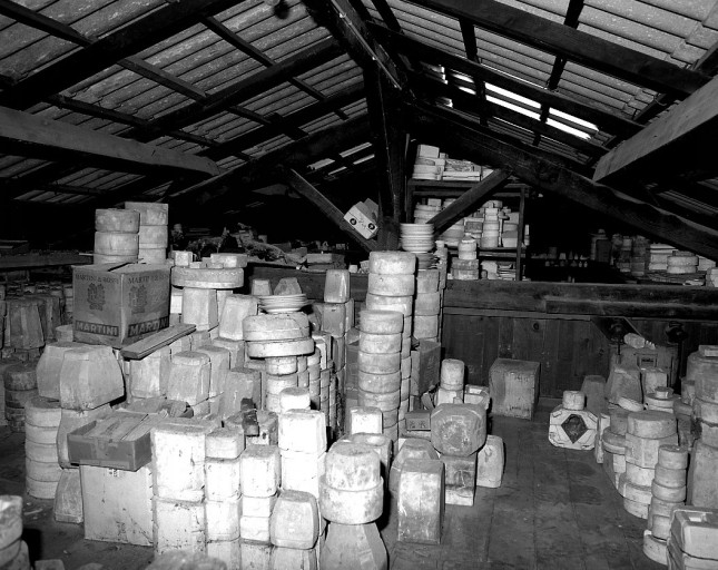 A l'étage de l'usine (au dessus de l'atelier de fabrication), un des lieux de stockage des moules et des modèles en plâtre.