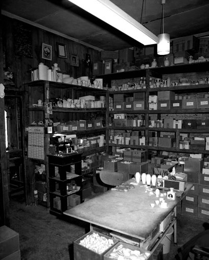 Le magasin industriel de l'usine (stockage de pièces avant expédition, préparation de commandes pour les décorateurs...).