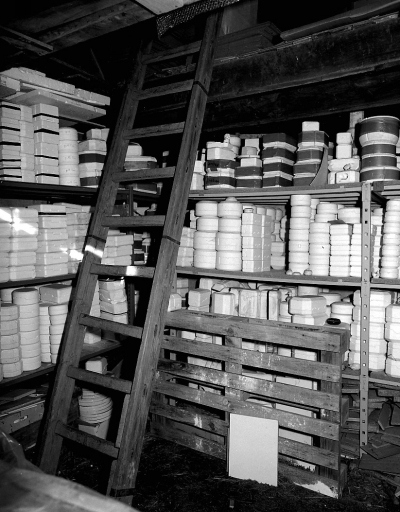 L'un des lieux de stockage de moules en plâtre (entrepôt annexe de l'usine).