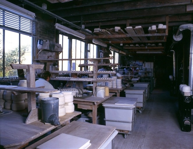 Atelier de fabrication : les postes de travail.