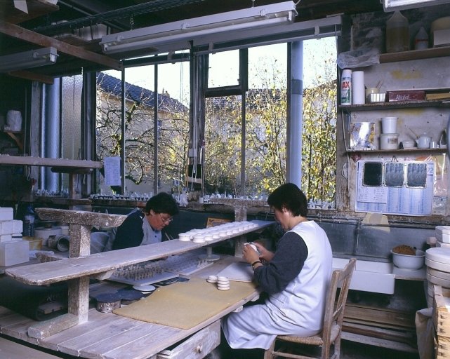 Deux postes de travail de l'atelier de fabrication : opérations de finissage.