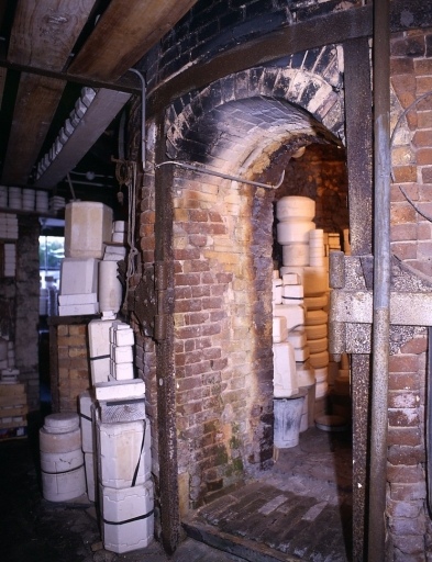 L'ancien four de l'usine : l'ouverture du laboratoire, au premier niveau du four, où se cuisait les pièces émaillées à 1400 °C.
