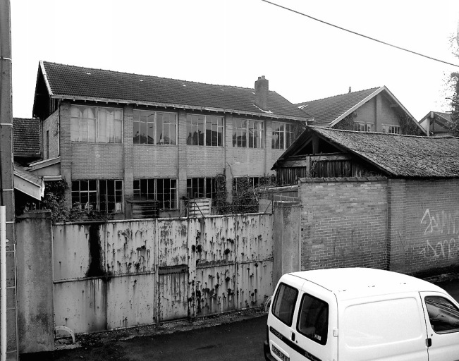 Anciens atelier de fabrication et bâtiment du four de l'usine de porcelaine construits en 1920, aujourd'hui désaffectés (7 rue des Belges).