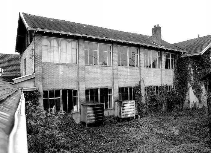 L'ancien atelier de fabrication construit en 1920. On aperçoit à droite le pignon du bâtiment du four de la même campagne de construction.