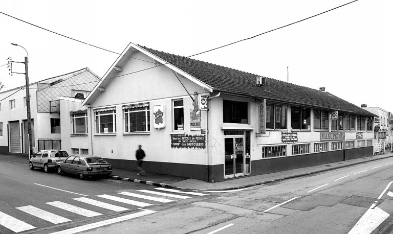 Une partie des ateliers construits vers 1928 vu depuis l'angle de la rue des Belges et de l'avenue des Ruchoux (aujourd'hui magasin spécialisé dans les articles de pêche). On distingue à gauche les ateliers de l'usine de porcelaine Impérialimoges.
