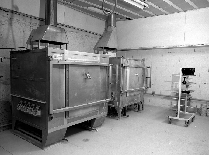 Les deux fours-cellules au gaz pour la cuisson de l'émail (constructeur Coudamy).
