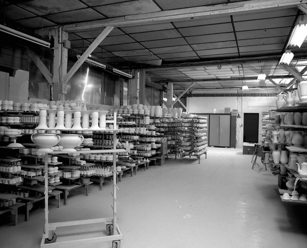 Stock de pièces de porcelaine non émaillées (n'ayant subi que la cuisson du dégourdi).