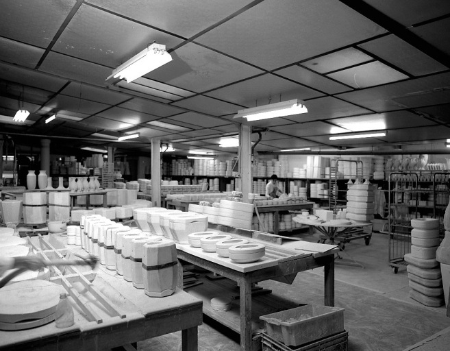 Atelier de coulage : au premier plan, deux tables de coulage.