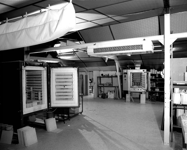 Atelier de coulage : les deux fours-cellules électriques pour la cuisson du dégourdi (à gauche, un four du constructeur CERADEL SOCOR, à droite un four du constructeur Coudamy).