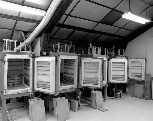 Les quatre fours-cellules électriques pour la cuisson des décors (constructeur allemand Nabertherm).