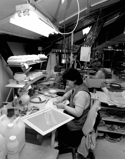 Atelier de décoration : pose de décalcomanies.