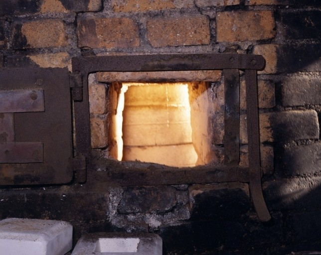 L'ancien four de l'usine : regard en position ouverte, pour la surveillance de la cuisson au niveau du globe.