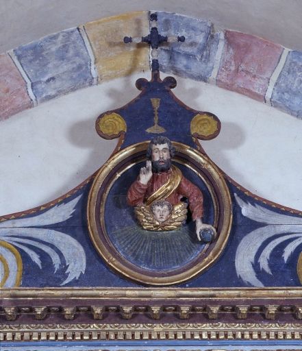 Détail du haut-relief au fronton du retable : Dieu le père.