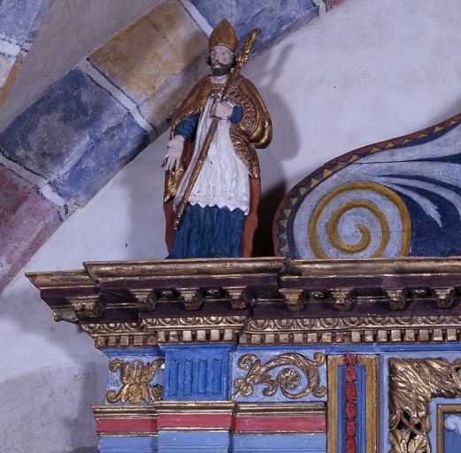 Détail de la statue à gauche sur l'entablement du retable : saint évêque.