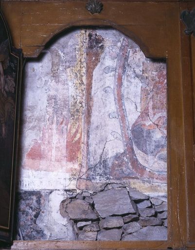 Vue partielle de la peinture murale dissimulée derrière les tableaux de saint Pardoux et de l'Annonciation.