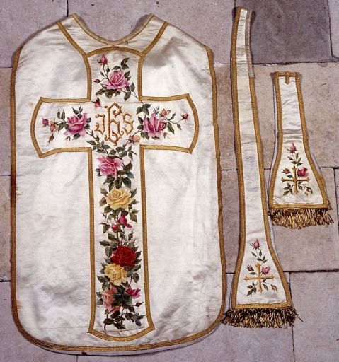 Chasuble, étole, manipule (ornement blanc à décor peint)