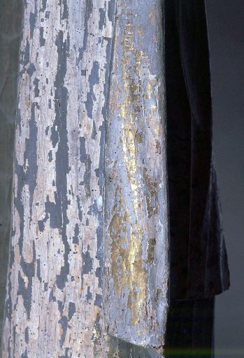 Détail : trace de dorure sur le revers du manteau. - (c) Région Nouvelle-Aquitaine, Inventaire général du patrimoine culturel