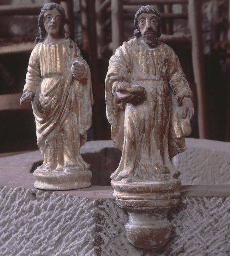 Statuettes du tabernacle : saints non identifiés. Vus de face.