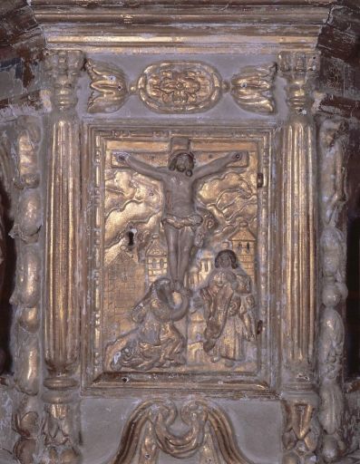 Détail de la porte du tabernacle : Calvaire avec la Vierge et Marie-Madeleine agenouillée au pied de la croix.