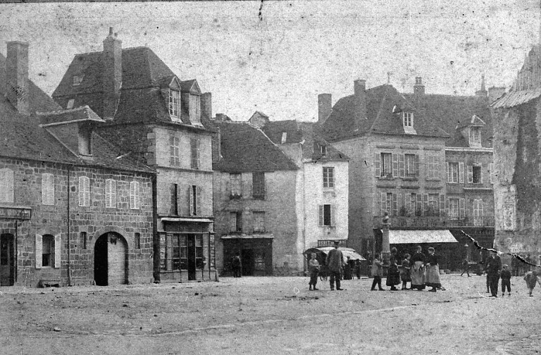 Vue de la place créée après la démolition des maisons appelées 'auvents' et avant la construction de la halle. Cette vue a été prise entre 1882 et 1889.