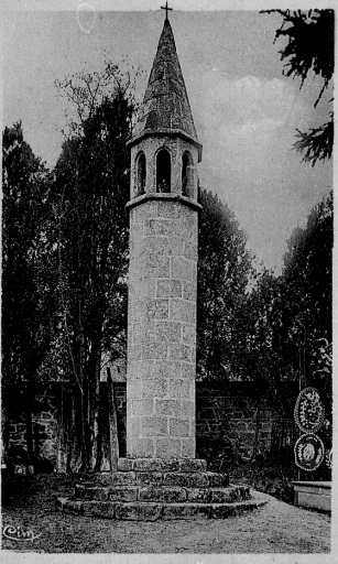 Vue de la lanterne située encore dans le cimetière de Beaumont.