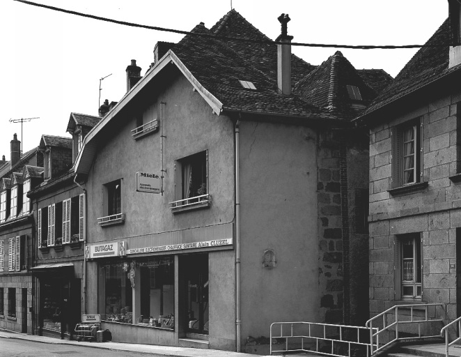 12 rue Grancher. Maison antérieure au 19e siècle, (AL 470, 471). Vue d'ensemble de la nouvelle élévation antérieure remontée en 1960 après alignement.