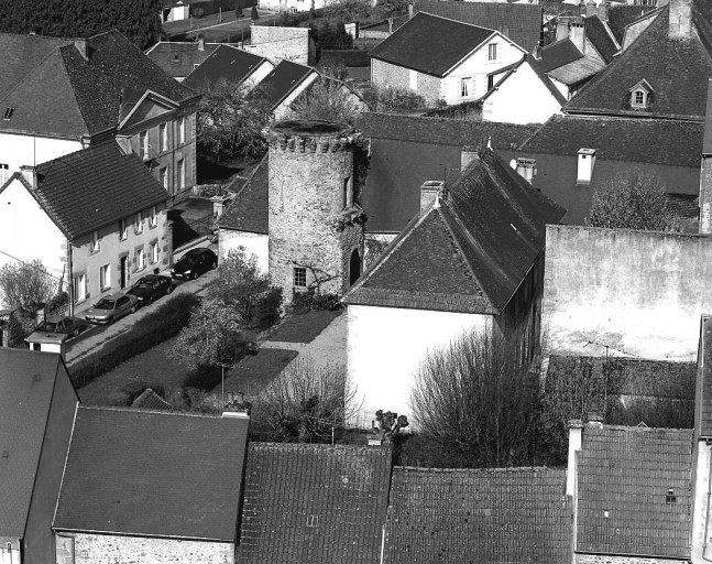 Vue depuis le clocher de l'église du Moutier montrant une tour de fortification, la rue des Fossés dont le tracé suit les anciens fossés et l'hôtel de ville.