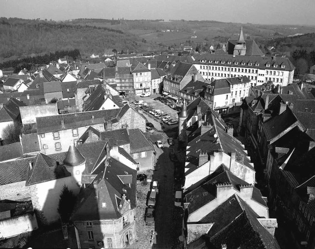 Vue depuis le clocher de l'église du Moutier montrant la partie nord de la ville (place Courtaud, le collège et le clocher de l'église Notre-Dame du Château).