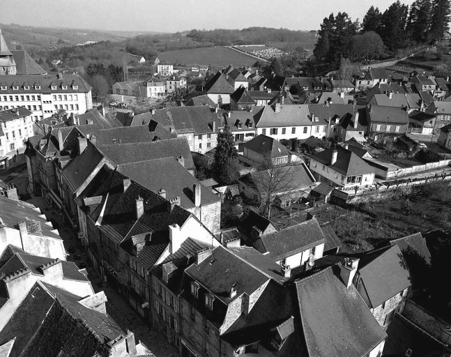 Vue, depuis le clocher de l'église du Moutier, montrant la partie nord-est de la ville (collège, clocher de l'église Notre-Dame du Château, le quartier de la Pelleterie et au premier plan, la Grande Rue).