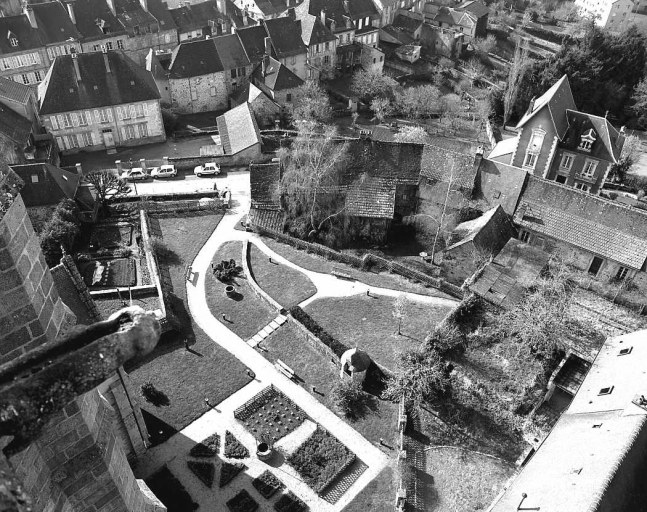 Vue depuis le clocher de l'église du Moutier montrant le site de l'ancien cloître au sud de l'église.