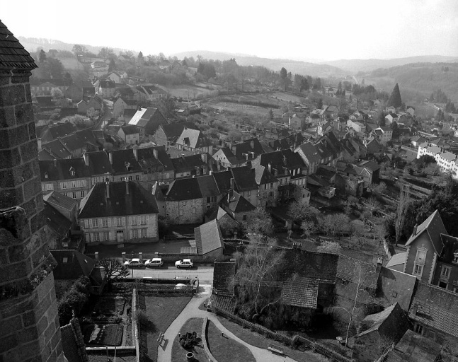 Vue depuis le clocher de l'église du Moutier montrant la partie sud-ouest de la ville (rue des Fossés, au premier plan et rue Grancher et quartier des Mayades, à l'arrière-plan).