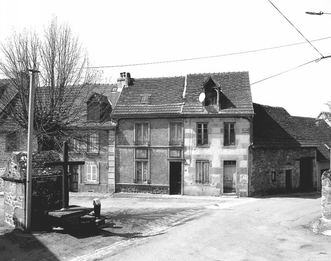 12, 14, rue Quinault. Maisons de faubourg (AL 559 et 175). (Groupe B4). Enfilade de maisons qui, probablement initialement comprenaient seulement un rez-de-chaussée surmonté de l'étage de comble.