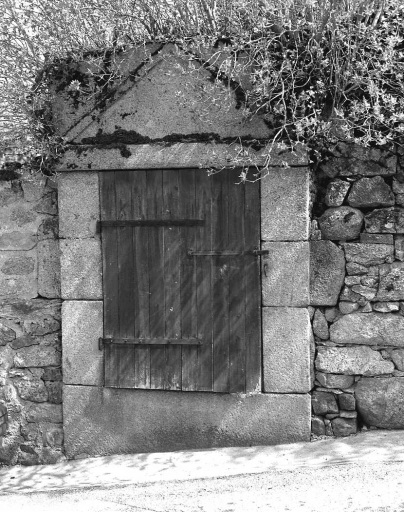 Rue Quinault. Fontaine intégrée dans un mur de clôture et portant sur son fronton, l'inscription : '1848 / Février'.