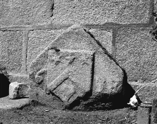 Pierre sculptée (probablement ancien linteau de porte), de forme triangulaire, portant un décor en bas relief représentant un blason d'argent à un chevron d'azur surmonté de trois étoiles de même rangées de chef, et accompagné en pointe d'un coeur aussi d'azur et enflammé de gueule. D'après l'armorial de la Creuse ce blason appartiendrait à Jacques d'Usseil, marchand régalier.