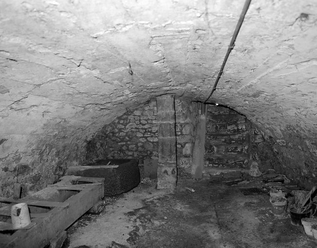 Maison. Vue de la cave, de son escalier d'accès et d'une colonne octogonale servant de support (élément de récupération ?).