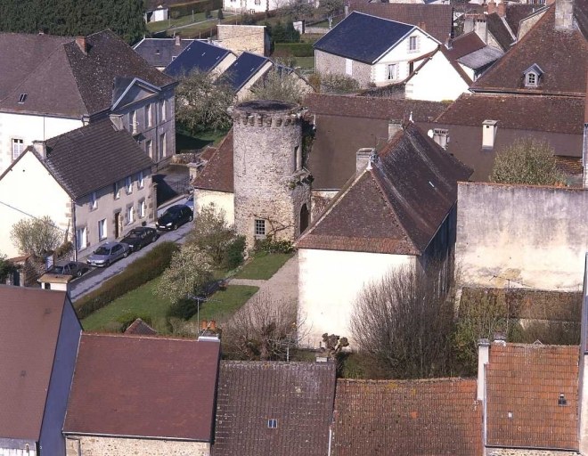 Vue, depuis le clocher de l'église du Moutier, montrant une tour de fortification et la rue des Fossés dont le tracé suit celui des anciens fossés entourant la fortification.