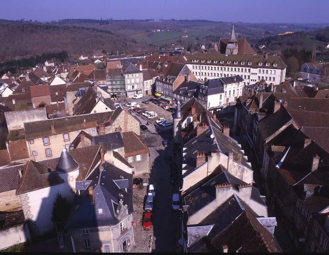 Vue, depuis le clocher de l'église du Moutier, montrant la partie nord de la ville (place Courtaud, collège et église Notre-Dame du Château).