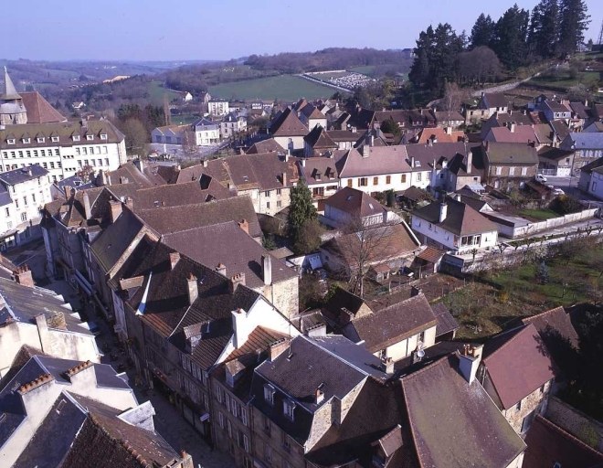 Vue, depuis le clocher de l'église du Moutier, montrant la partie nord-est de la ville (collège, clocher de l'église Notre-Dame du Château, route d'Aubusson, quartier de la Pelleterie, route de Crocq et au premier plan, la Grande Rue).