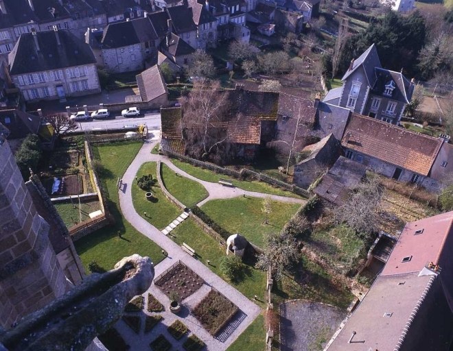 Vue depuis le clocher de l'église du Moutier montrant le site de l'ancien cloître au sud de l'église.