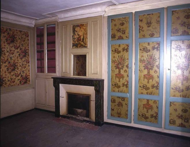 Premier étage. Vue d'une pièce ornée de trois papiers peints.