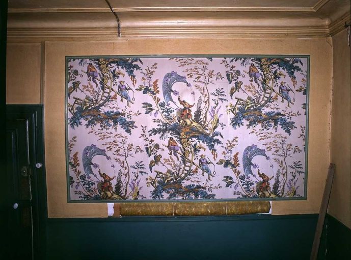Premier étage, pièce donnant sur l'est. Détail d'un panneau de papier peint illustrant des scènes exotiques (scènes chinoises illustrant deux personnages sur une balançoire et un autre sur un char à voile).