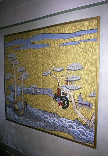 Premier étage, couloir. Détail du papier peint représentant une scène japonisante (personnages assis et debout près d'un arbre et autre personnage conduisant un attelage).