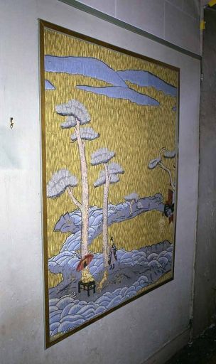 Premier étage, couloir. Détail du papier peint représentant une scène japonisante (personnages assis et debout près d'un arbre).