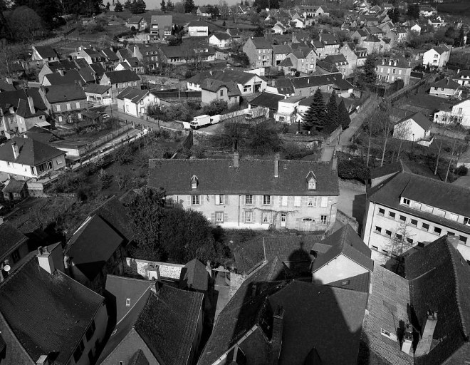 Vue depuis le clocher de l'église du Moutier montrant une partie du nord-est de la ville intra-muros, de la route de Crocq et du quartier de Beaumont.